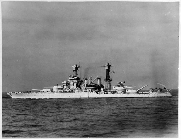 Slagskib USS Colorado (BB-45) ved anker.