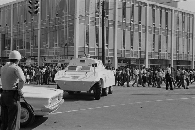 Sorte amerikanere marcherer på hjørnet af 16th Street og 5th Avenue i Birmingham, Alabama, ved starten af ​​Birmingham-kampagnen, maj 1963.