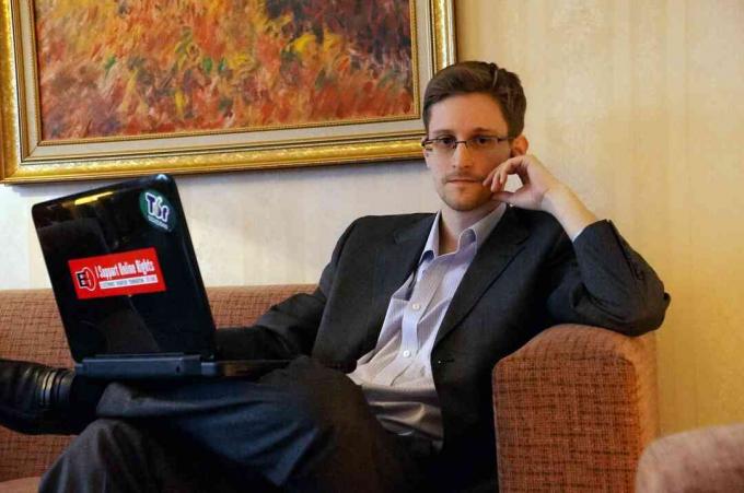 Edward Snowden stiller op til et foto under et interview på et ikke-afsløret sted i december 2013 i Moskva, Rusland.