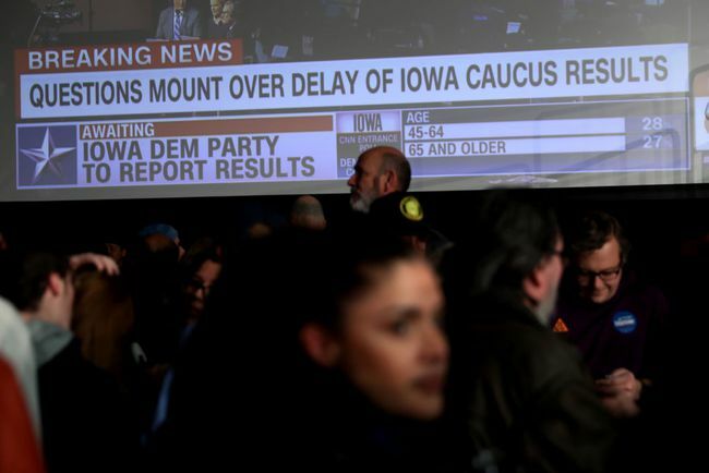 Tilhængere af den demokratiske præsidentkandidat Sen. Bernie Sanders (I-VT) venter på, at resultaterne kommer til hans nattevagtfest den 3. februar 2020 i Des Moines, Iowa.