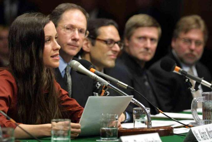 Foto af sangerinde Alanis Morissette, der vidner for et U.S.-senatsudvalg.