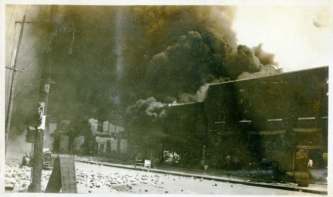 Beskadigede ejendomme og røg fra bygninger efter Tulsa Race Massacre, Tulsa, Oklahoma, juni 1921.