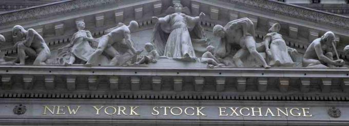 Symbolisk statue af integritet til beskyttelse af menneskets værker over New York Stock Exchange-frisen.