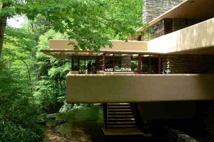 Cantilevered opholdsområder over Bear Run ved Fallingwater i Pennsylvania