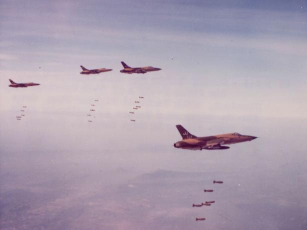 Fire F-105'er i grøn og brun camouflagebombe Nordvietnam.