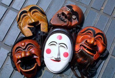En bunke traditionelle koreanske Hahoe-masker, der bruges til festivaler og ritualer.