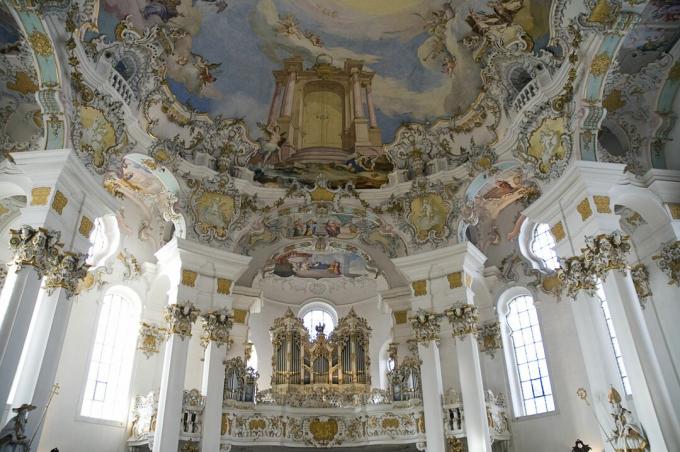 Tyskland, Bayern, Wieskirche kirke indvendig udsigt over kirkeorgelet og freskomalerier i loftet, der viser Door of Heaven / Paradise