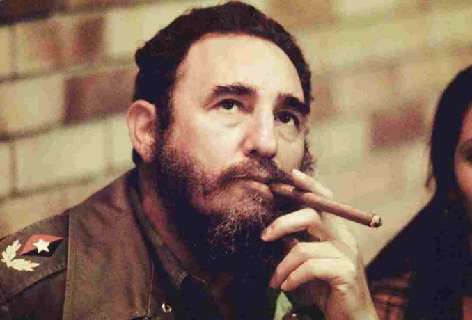 Fidel Castro ryger en cigar på sit kontor i Havana, Cuba, omkring 1977.