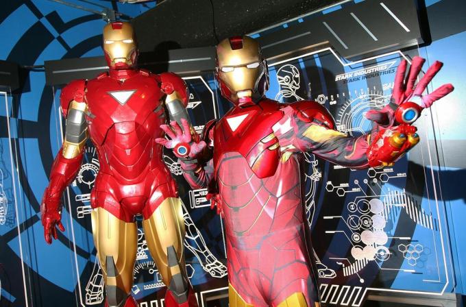 En kostumeret Iron Man poserer med en voks Iron Man hos Madame Tussauds i New York City.