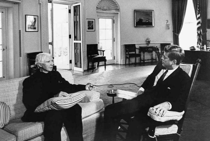 foto af Carl Sandburg og præsident Kennedy i det ovale kontor
