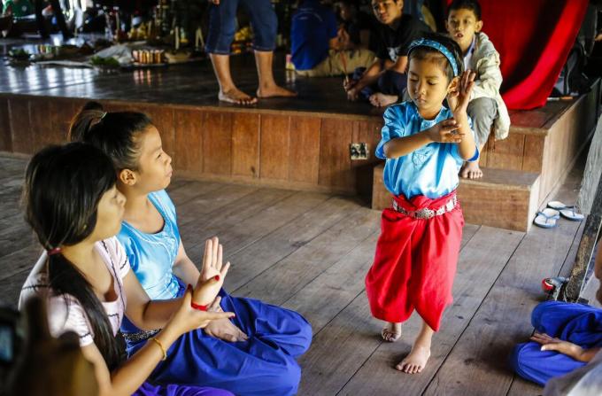 Børn lærer traditionel dans i Cambodja