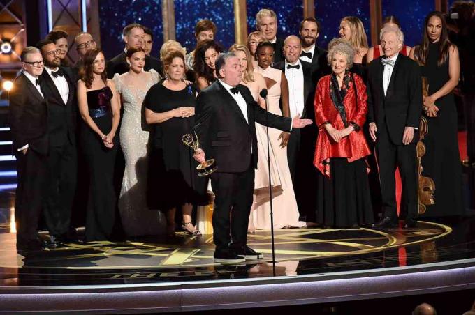 Rollebesætningen af ​​'The Handmaid's Tale' på scenen på Golden Globes