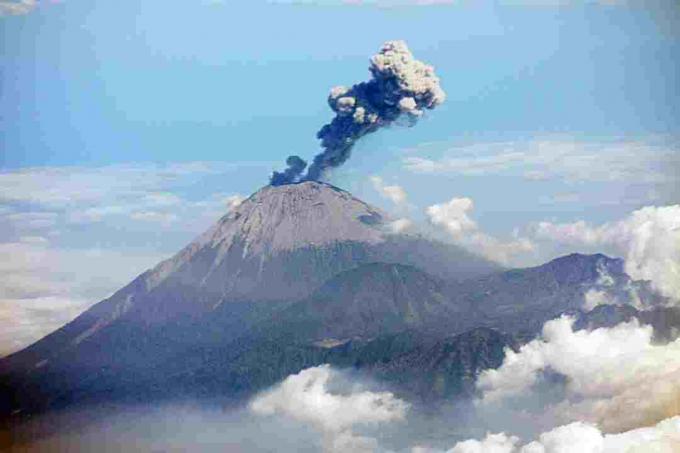 Semeru Volcano i Indonesien er en aktiv stratovolcano.