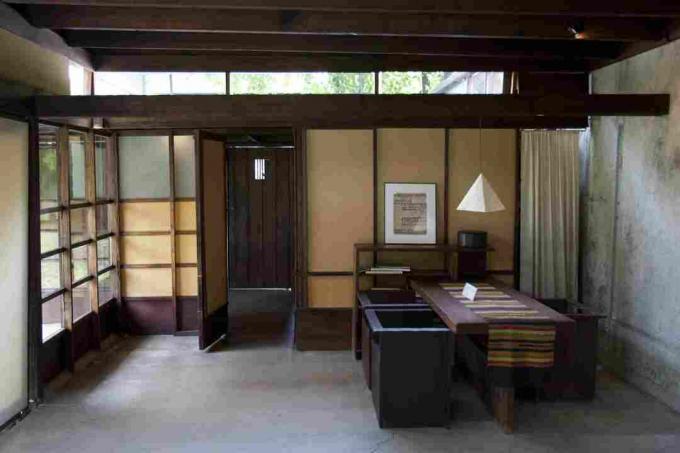 Væg af vinduer og præstervinduer lys indvendig plads i Schindler House i 1922 i Los Angeles, Californien
