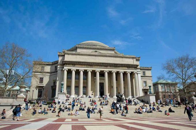 Studerende foran biblioteket i Columbia University, Manhattan, New York, Usa
