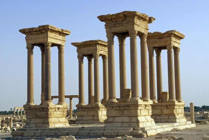 Den genopbyggede Tetrapylon på Cardo Maximus, Palmyra, Syrien