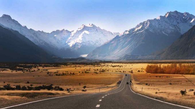 Vejen, der fører til Mount Cook synlig i slutningen af ​​vejen