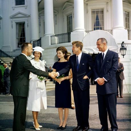 Astronaut Alan Shepard, hans kone Louise, møder præsident John F. Kennedy, Jacqueline Kennedy og vicepræsident Lyndon Johnson efter Freedom 7-flyvningen.