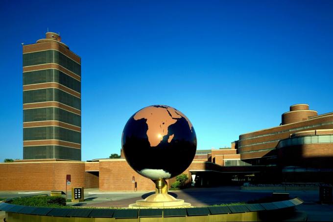 Administrationens bygning, kloden og udkragede Johnson Wax Research Tower i SC Johnson hovedkvarter i Racine, Wisconsin, designet af Frank Lloyd Wright i 1950