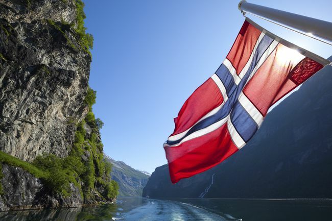 Norsk flag på færgen i Geiranger Fjord, Norge