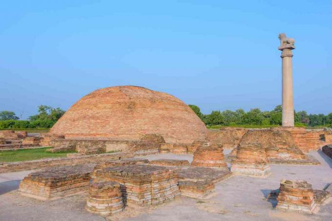 Ananda Stupa og Asokan-søjle ved Kutagarasala Vihara, Vaishali, Bihar, Indien