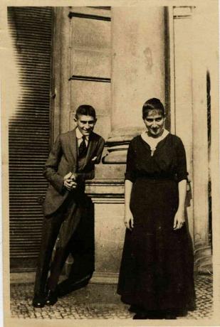 Franz Kafka med sin søster Ottla inden Oppelt House i Prag Kunstner: Anonym