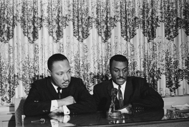 Borgerrettighedsaktivisterne Martin Luther King Jr. og Fred Shuttlesworth holder en pressekonference i starten af ​​Birmingham-kampagnen, maj 1963.