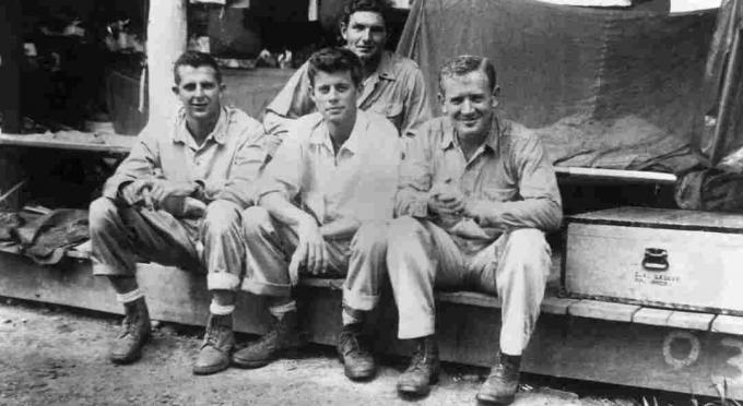 John F. Kennedy med andre besætningsmedlemmer