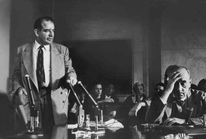 fotografi af senator Joseph McCarthy og advokat Joseph Welch