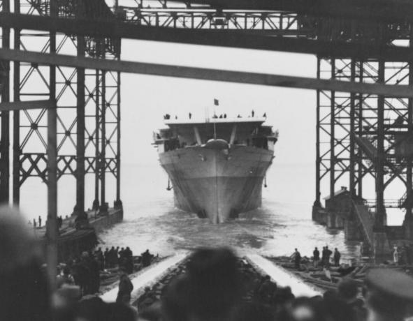 Hull of USS Ranger glider ned ad vejen ind i krigen.