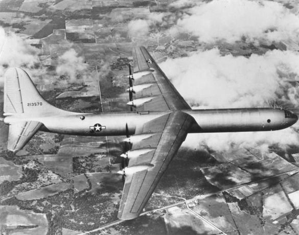 XB-36 Fredsmager, første flyvning