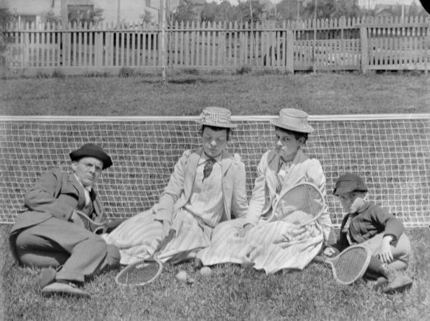 Familie hviler efter en tenniskamp, ​​ca. 1900.