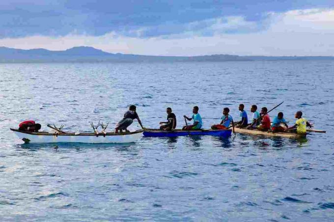 Unge mænd i kanoer i det nordvestlige Malakula, Vanuatu.