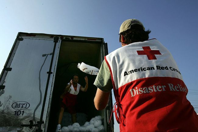 En frivillig medarbejder hos det amerikanske Røde Kors, læsser poser af is til mennesker i nød efter orkanen Katrina den 14. september 2005 i Biloxi, Mississippi.
