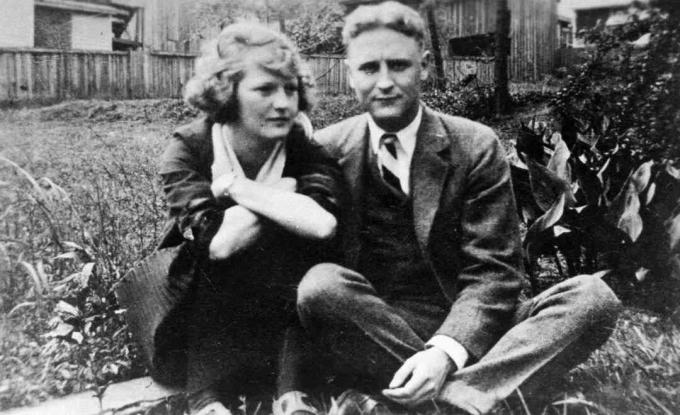 Zelda og F. Scott Fitzgerald sad i deres have