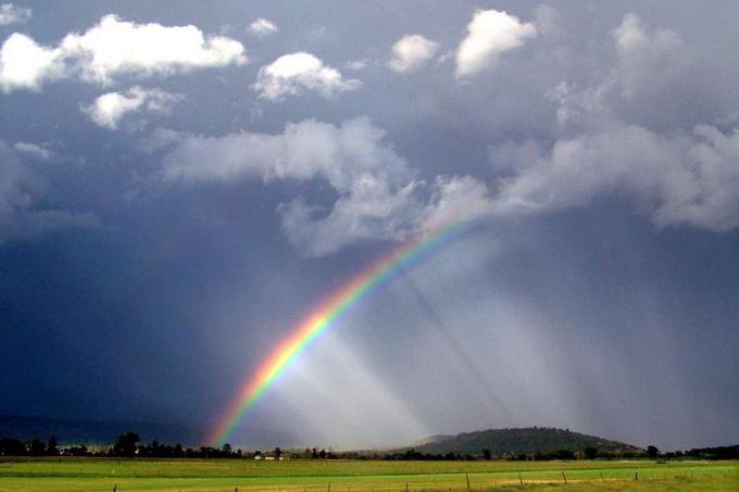 Rainbow kommer gennem skyerne efter en regnvejr