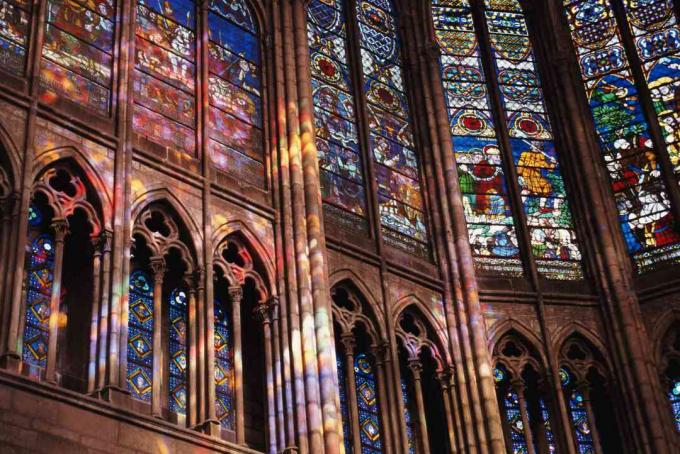 Målt glasvinduer i Saint-Denis-katedralen, Paris, Frankrig