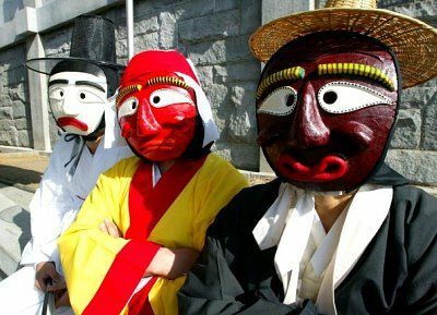 Ung aristokrat, munk og tjener: koreanske maske-dansere.