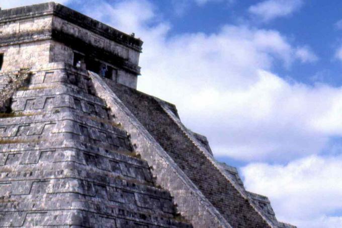 Astronomiplatformen der kroner El Castillo ved Chichen Itzá