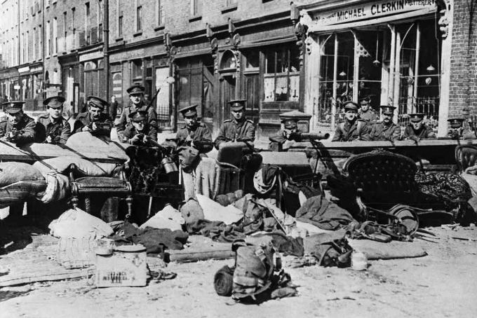 foto af britiske tropper i 1916 Easter Rising i Dublin