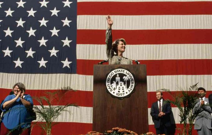 Geraldine Ferraro og det amerikanske flag