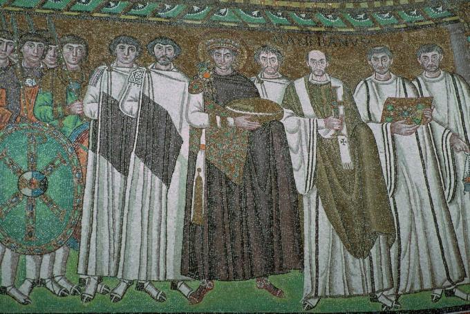 mosaik af et dusin mænd, der holder rustning, kors og en kurv