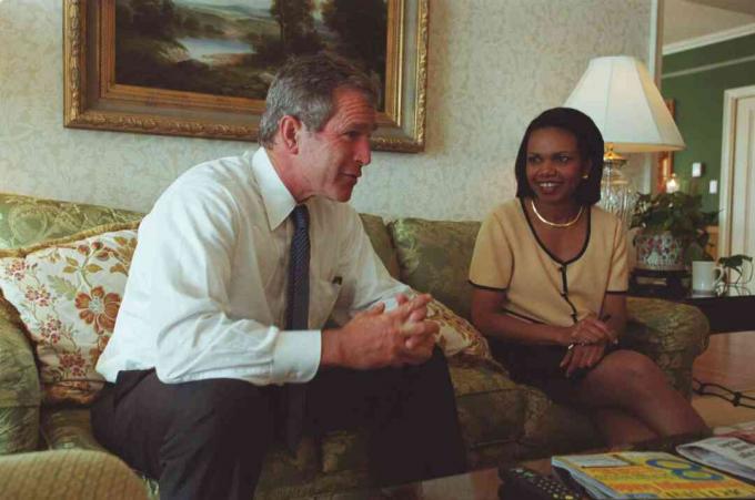 George W. Bush og Condoleezza Rice, hans udenrigspolitiske rådgiver, taler i et hotelværelse i Washington, DC