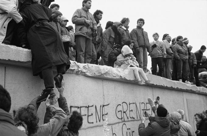 Østberlinere på toppen af ​​Berlinmuren, 1989