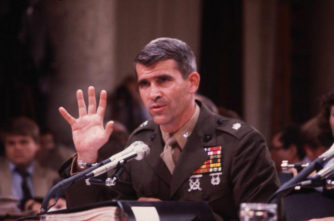 Marine oberstløytnant Oliver North vidner for senatet om Iran-Contra-skandalen