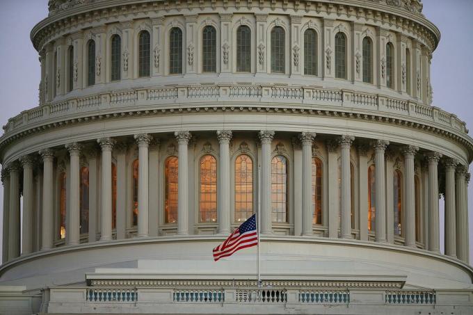 Nærbillede af US Capitol-kuppel med flag på halvt personale