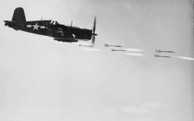 F4U Corsair jager skyder raketter under slaget ved Okinawa.
