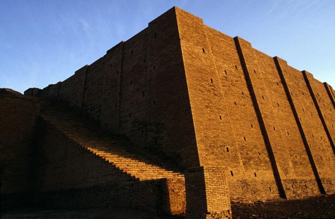 Irak - Nasiriyah - En mand går forbi Ziggurat ved Ur