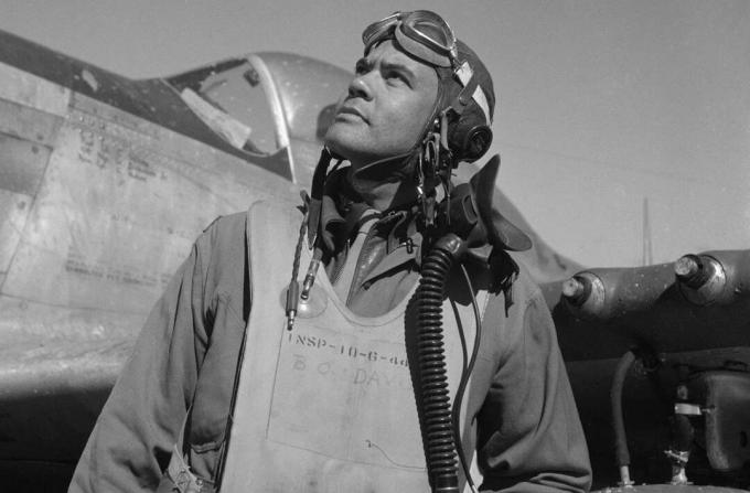 Benjamin O. Davis i en flydragt og hjelm, der står foran en P-51 Mustang-fighter.
