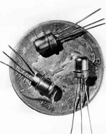 Billede dateret 1956 af tre mini-M-1-transistorer set på en krone